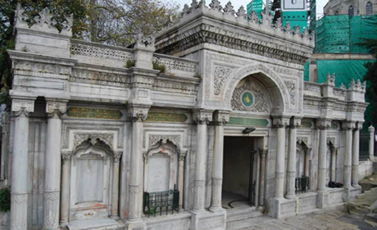 Pertevniyal Valide Sultan Camii 